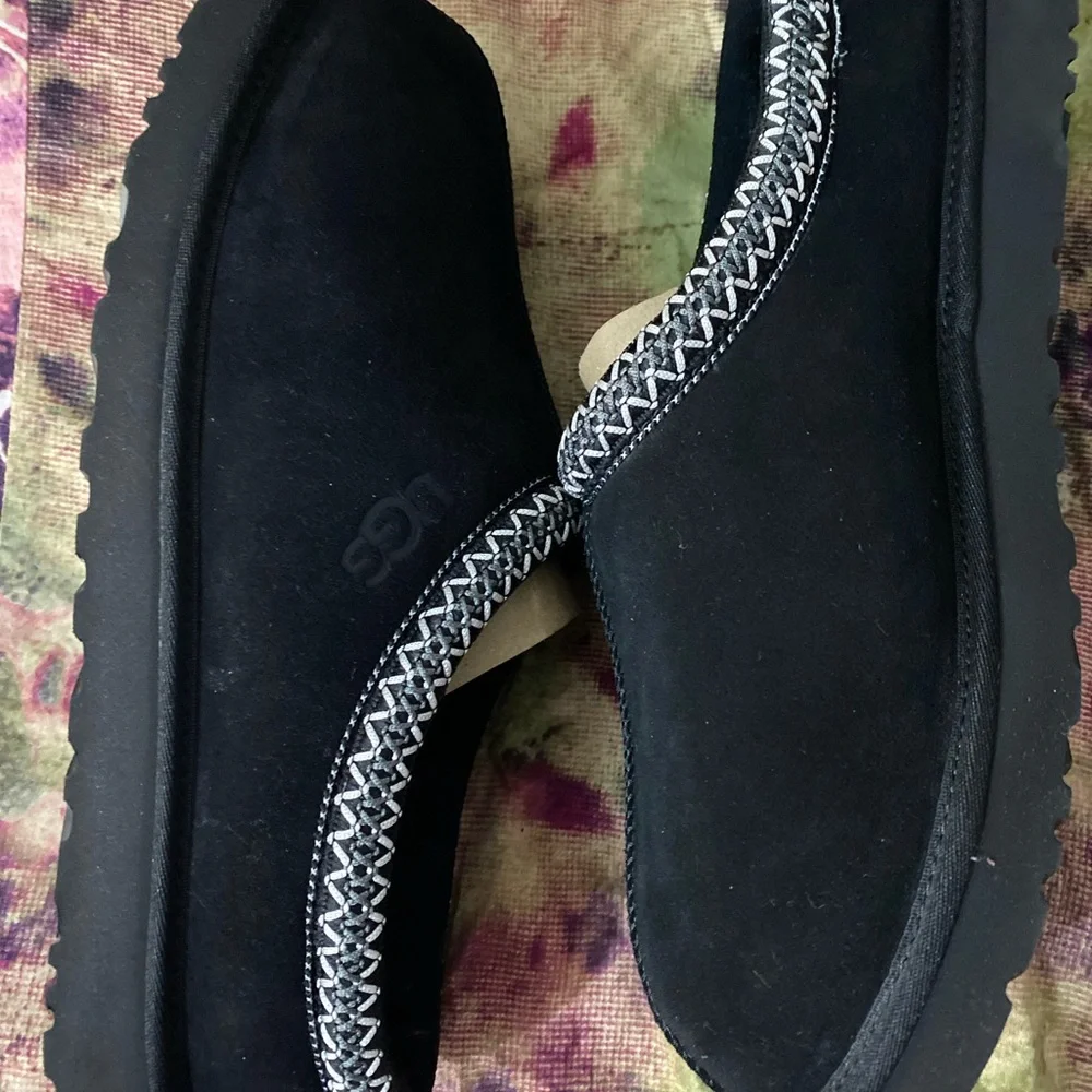Hello, it is a men's shoe, size 12, new, never used, from the ugg brand. - Picture 4 of 14